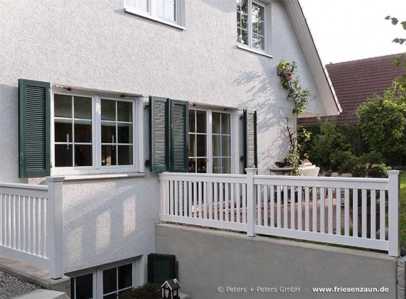 Premium Holzzaun als hochwertiges Geländer für Ihre Terrasse.